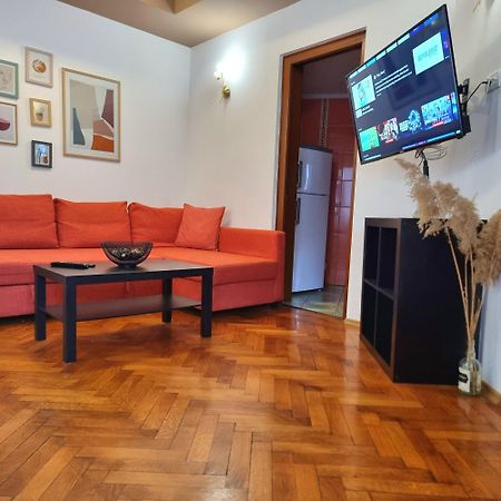 Peaceful Getaway - Generous 3-Bedroom Sanctuary - Close To Historic Old Town Bukares Bagian luar foto