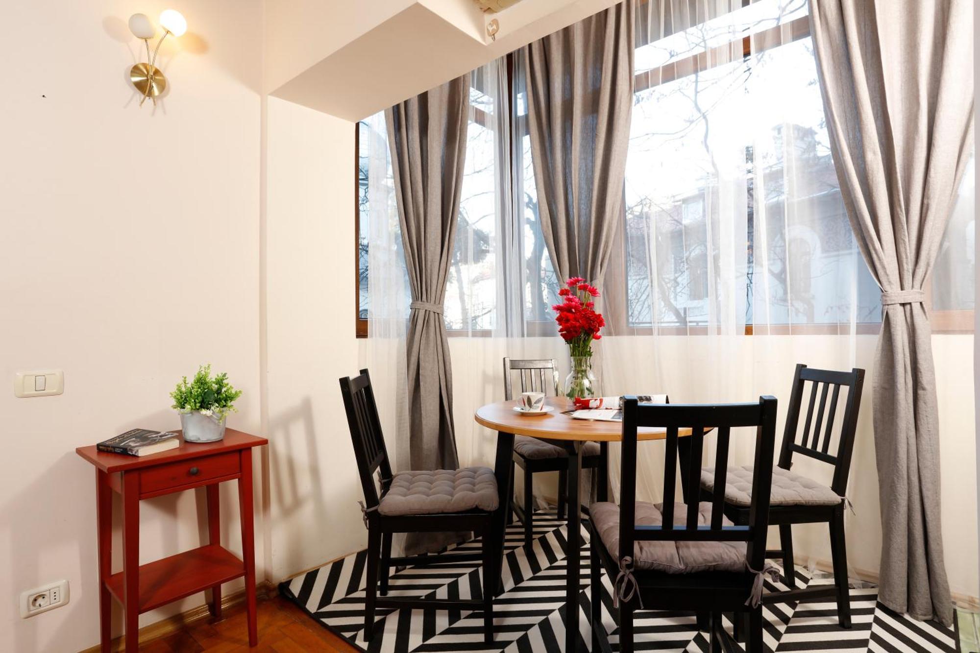 Peaceful Getaway - Generous 3-Bedroom Sanctuary - Close To Historic Old Town Bukares Bagian luar foto