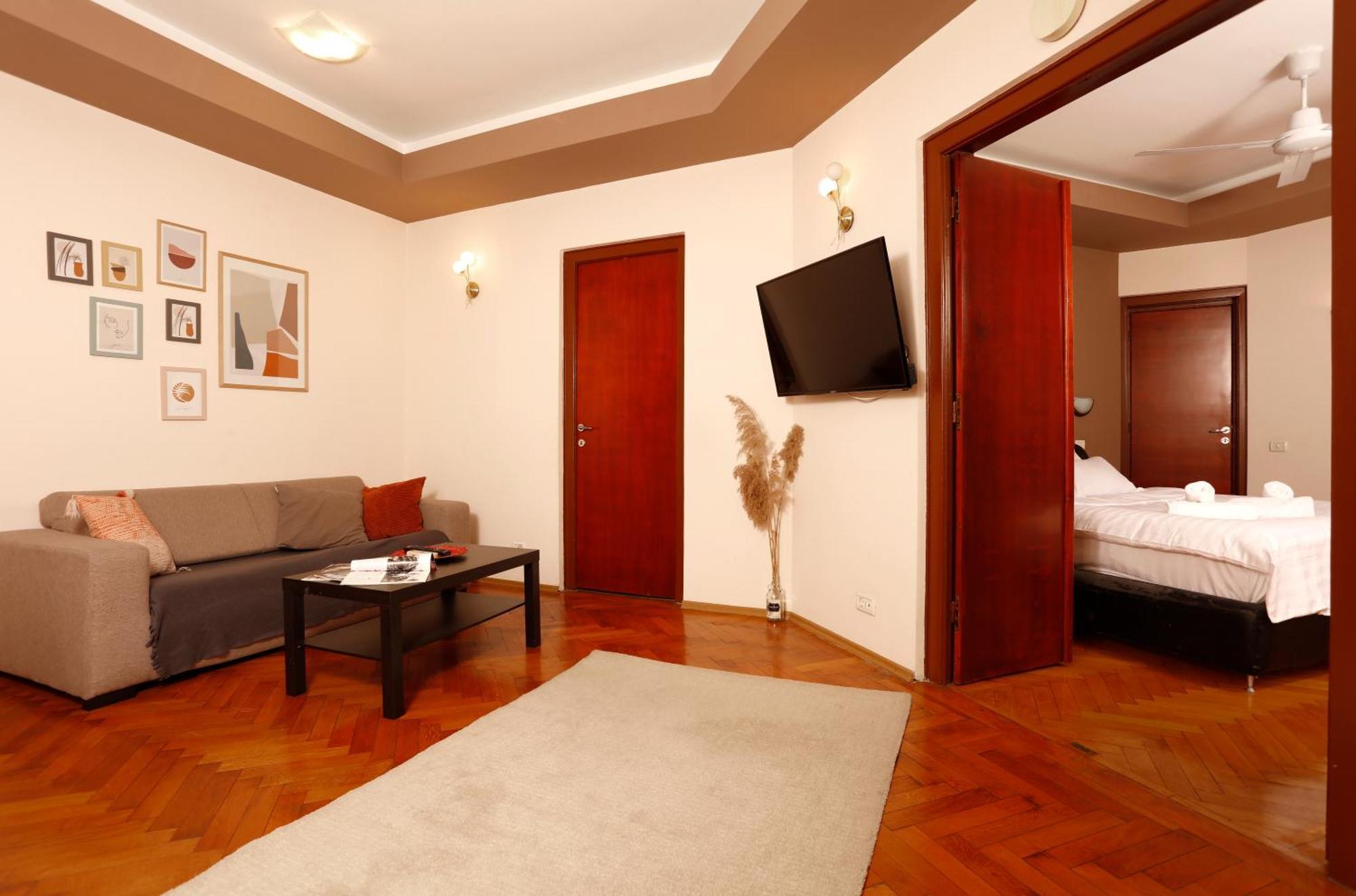 Peaceful Getaway - Generous 3-Bedroom Sanctuary - Close To Historic Old Town Bukares Bagian luar foto