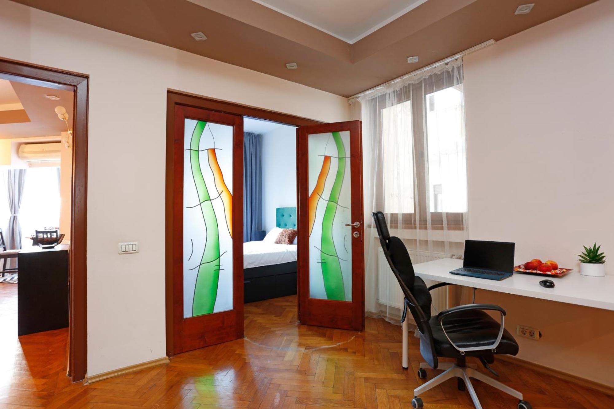 Peaceful Getaway - Generous 3-Bedroom Sanctuary - Close To Historic Old Town Bukares Bagian luar foto