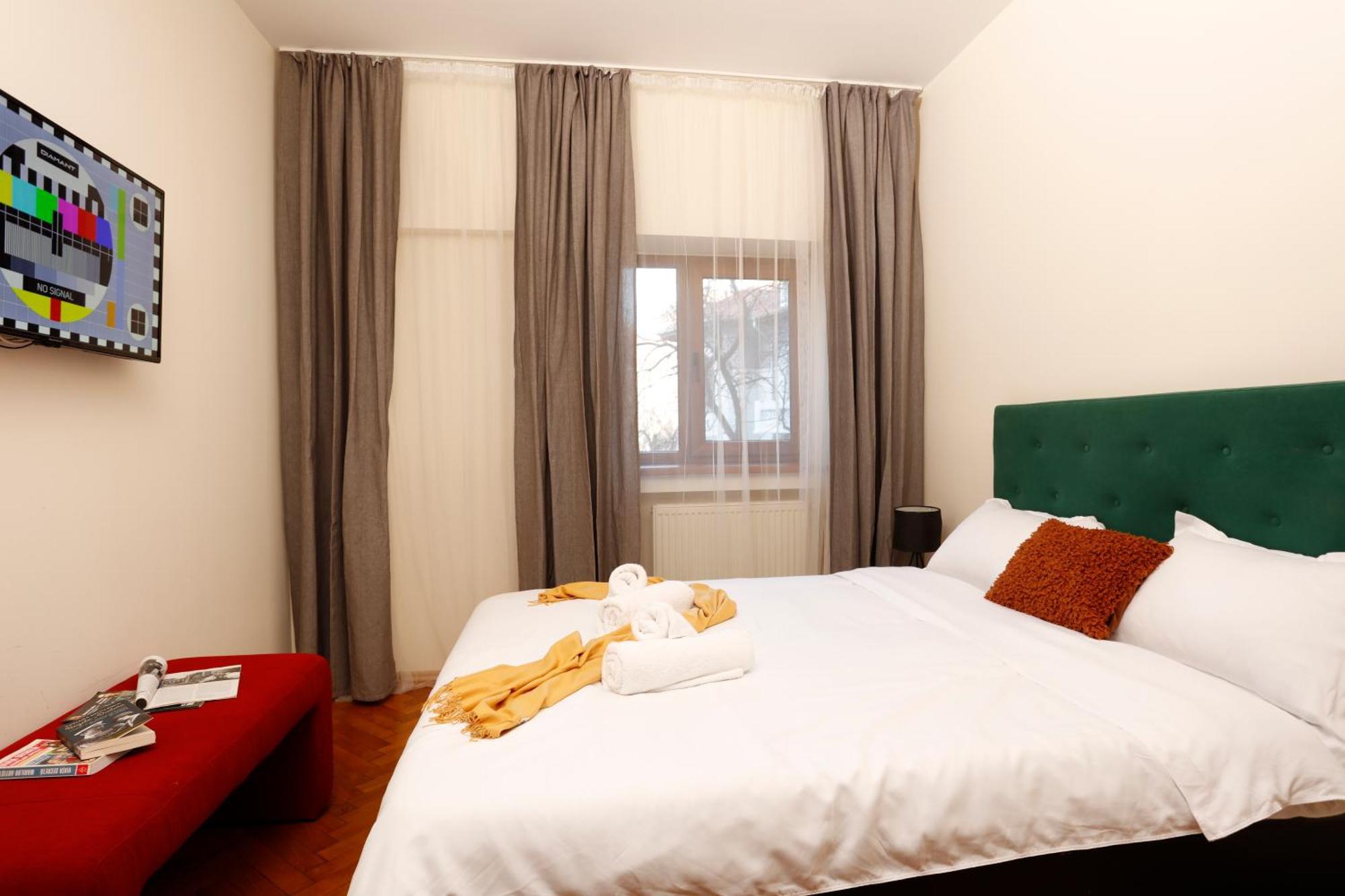 Peaceful Getaway - Generous 3-Bedroom Sanctuary - Close To Historic Old Town Bukares Bagian luar foto