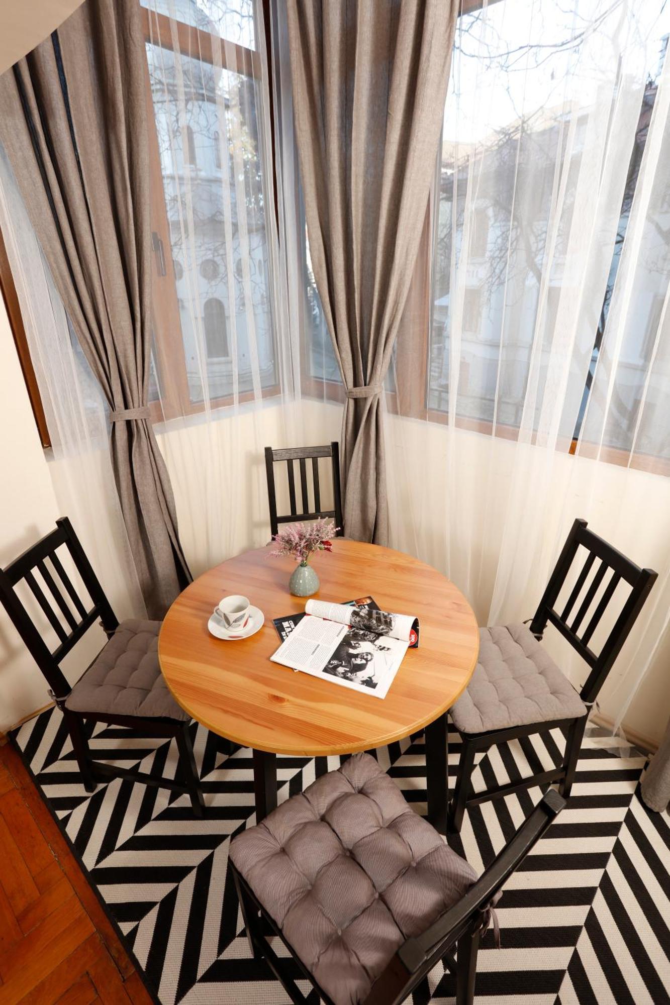 Peaceful Getaway - Generous 3-Bedroom Sanctuary - Close To Historic Old Town Bukares Bagian luar foto