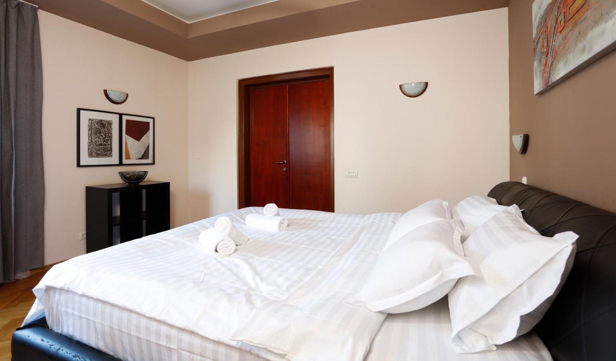 Peaceful Getaway - Generous 3-Bedroom Sanctuary - Close To Historic Old Town Bukares Bagian luar foto