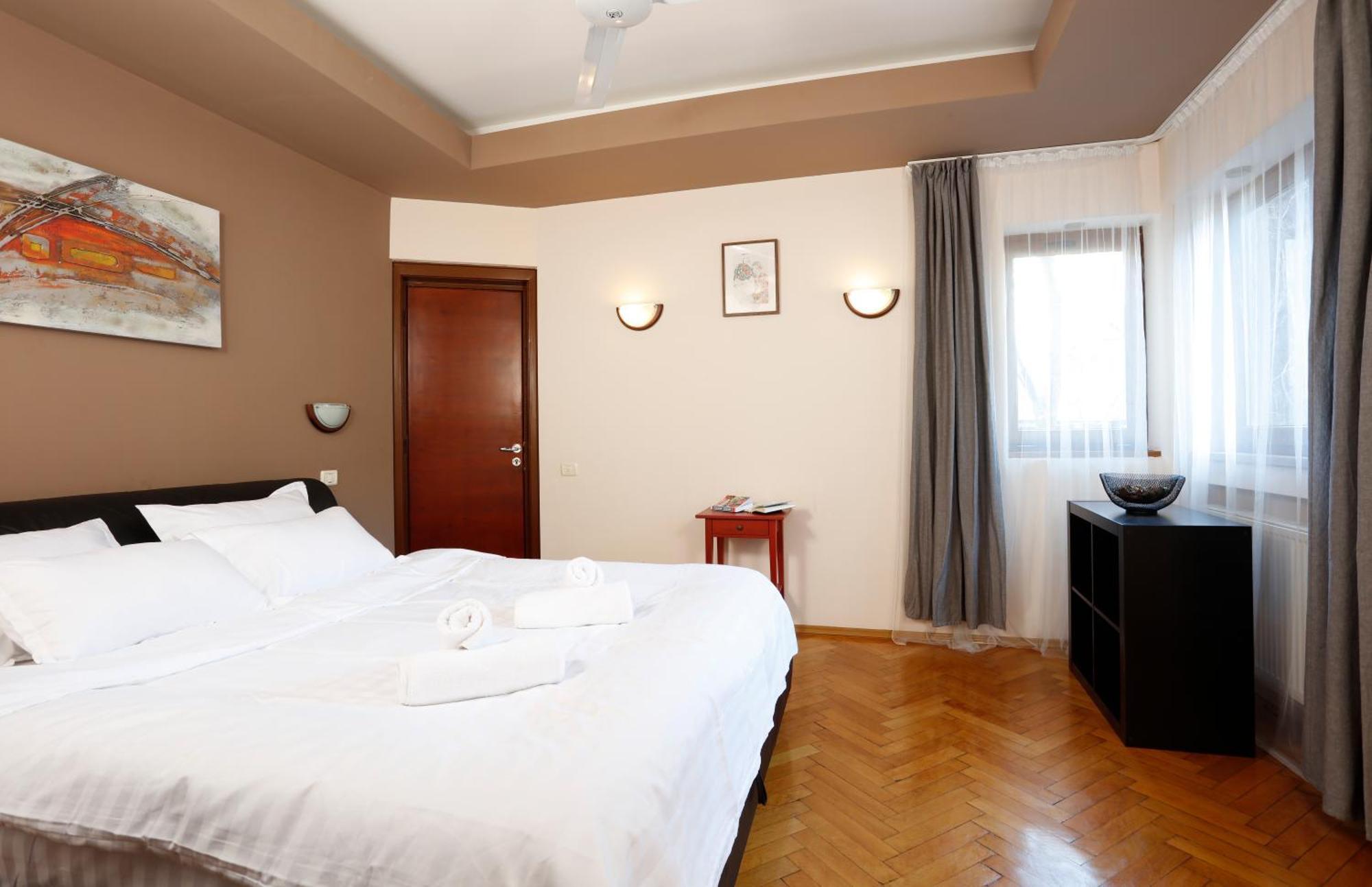 Peaceful Getaway - Generous 3-Bedroom Sanctuary - Close To Historic Old Town Bukares Bagian luar foto