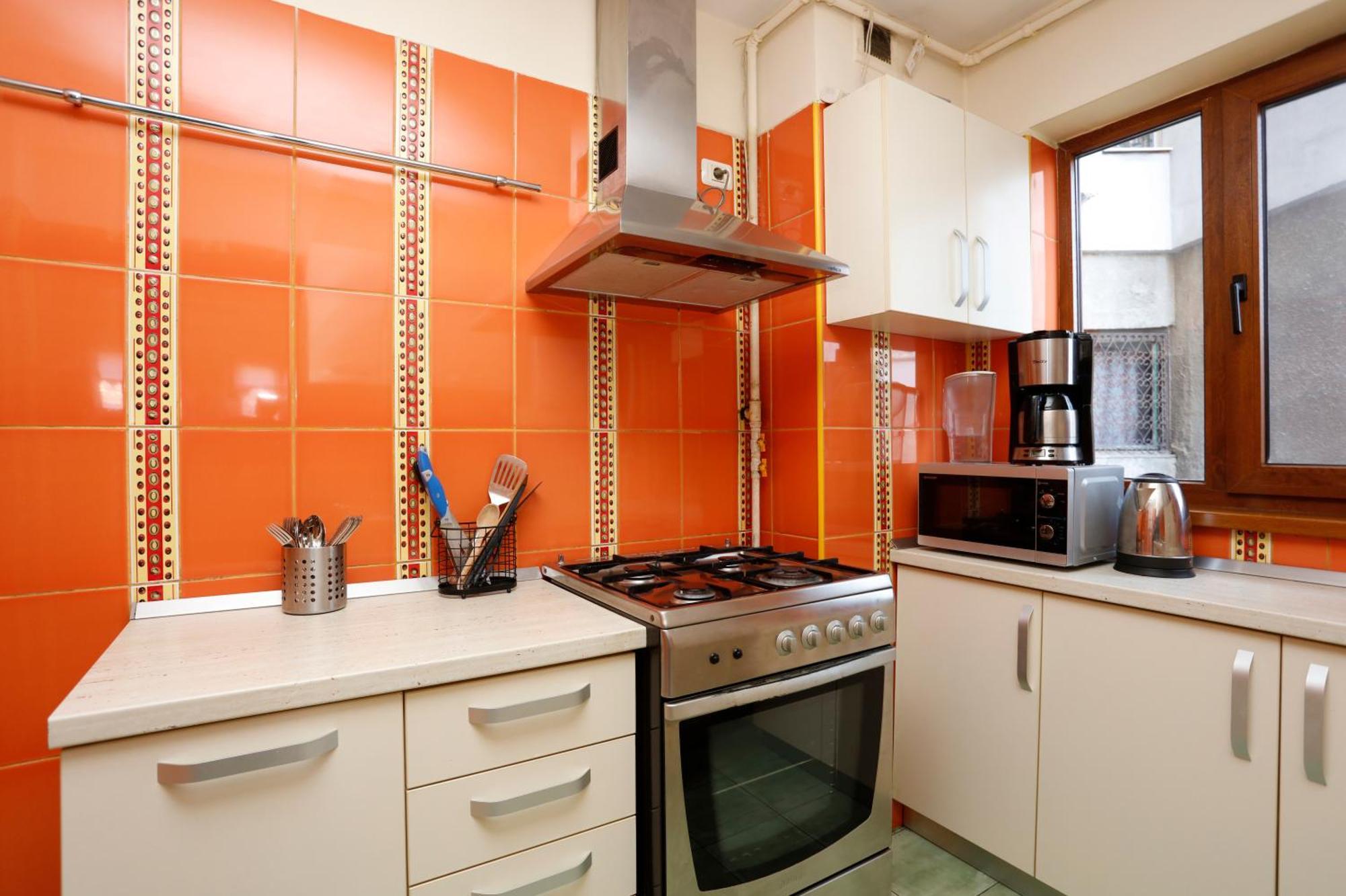 Peaceful Getaway - Generous 3-Bedroom Sanctuary - Close To Historic Old Town Bukares Bagian luar foto