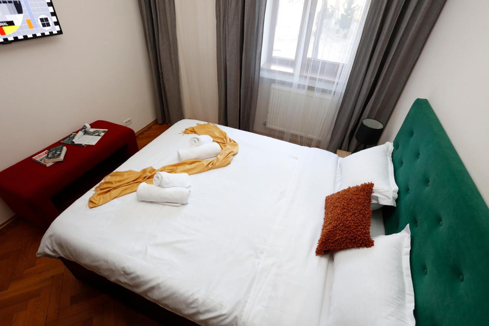 Peaceful Getaway - Generous 3-Bedroom Sanctuary - Close To Historic Old Town Bukares Bagian luar foto