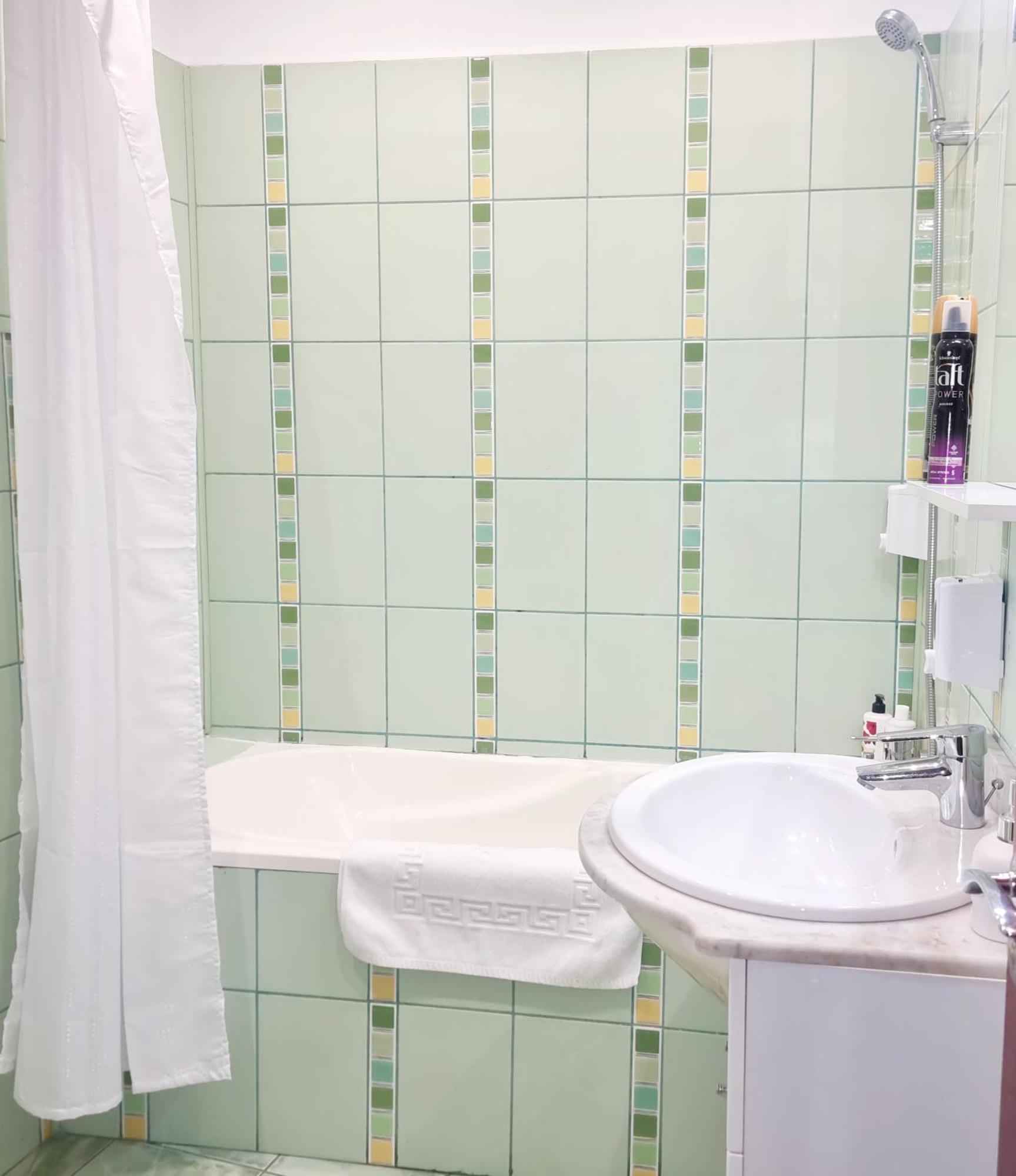 Peaceful Getaway - Generous 3-Bedroom Sanctuary - Close To Historic Old Town Bukares Bagian luar foto