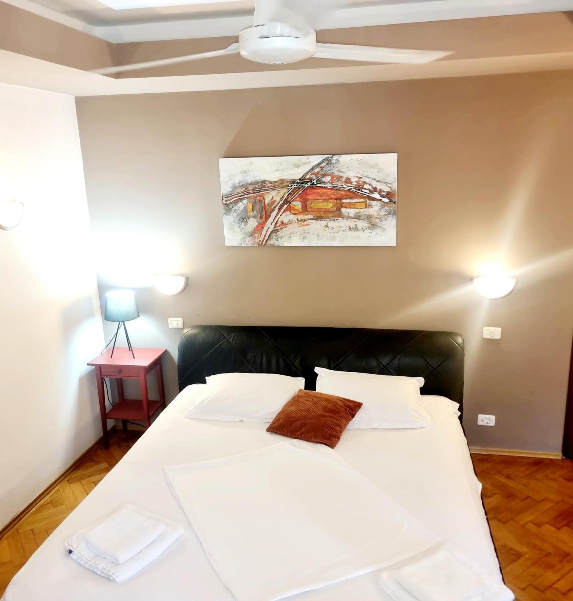 Peaceful Getaway - Generous 3-Bedroom Sanctuary - Close To Historic Old Town Bukares Bagian luar foto