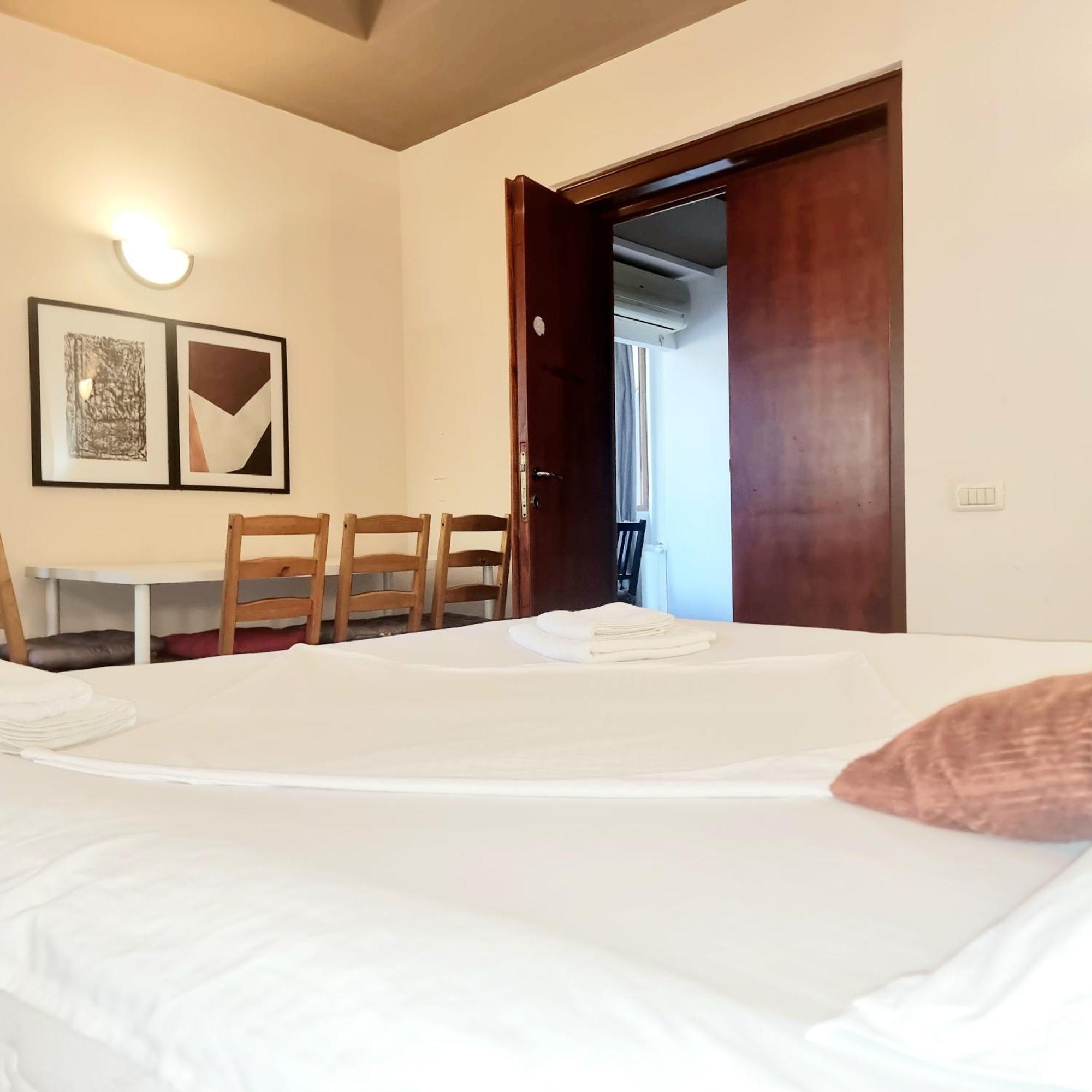 Peaceful Getaway - Generous 3-Bedroom Sanctuary - Close To Historic Old Town Bukares Bagian luar foto