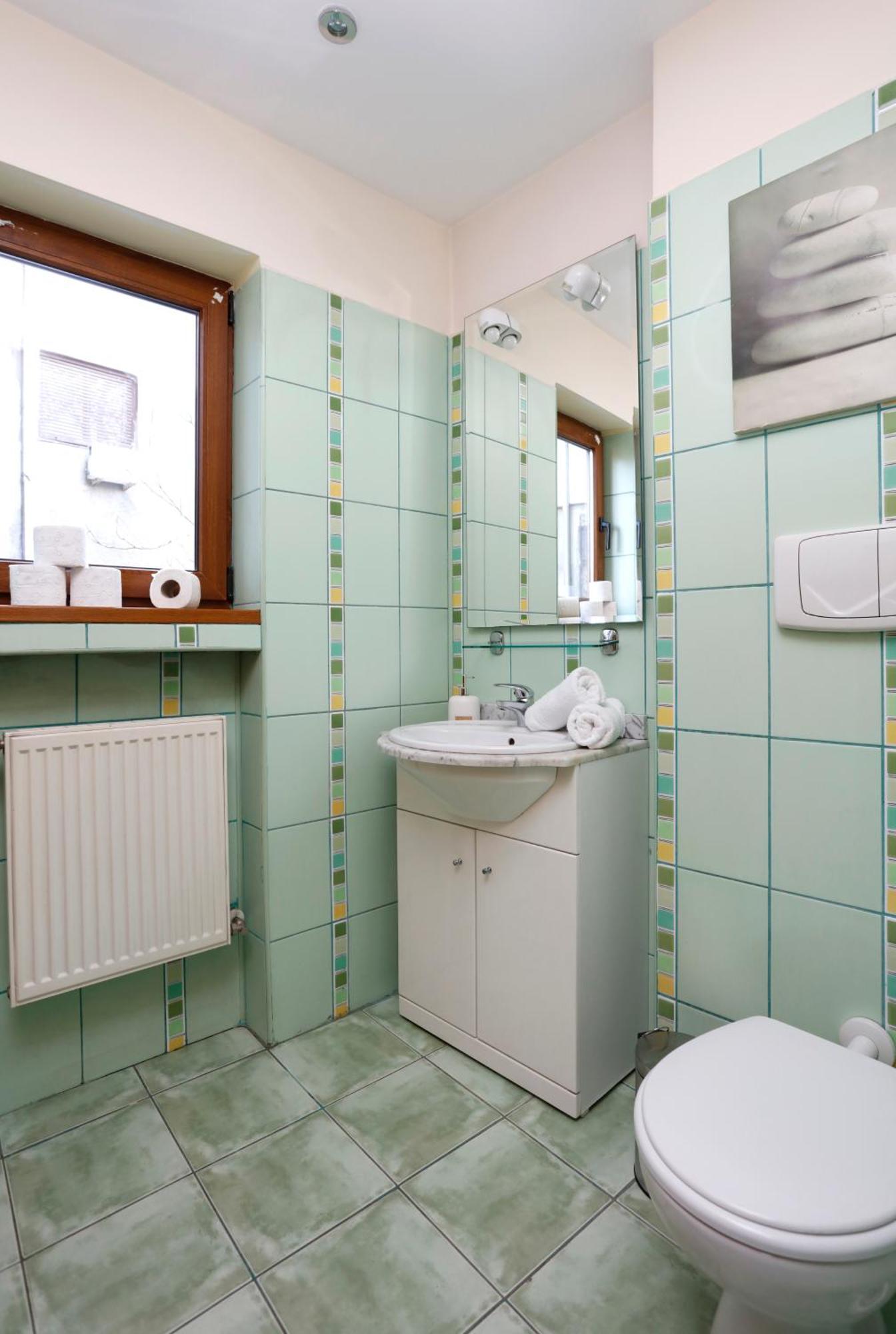 Peaceful Getaway - Generous 3-Bedroom Sanctuary - Close To Historic Old Town Bukares Bagian luar foto