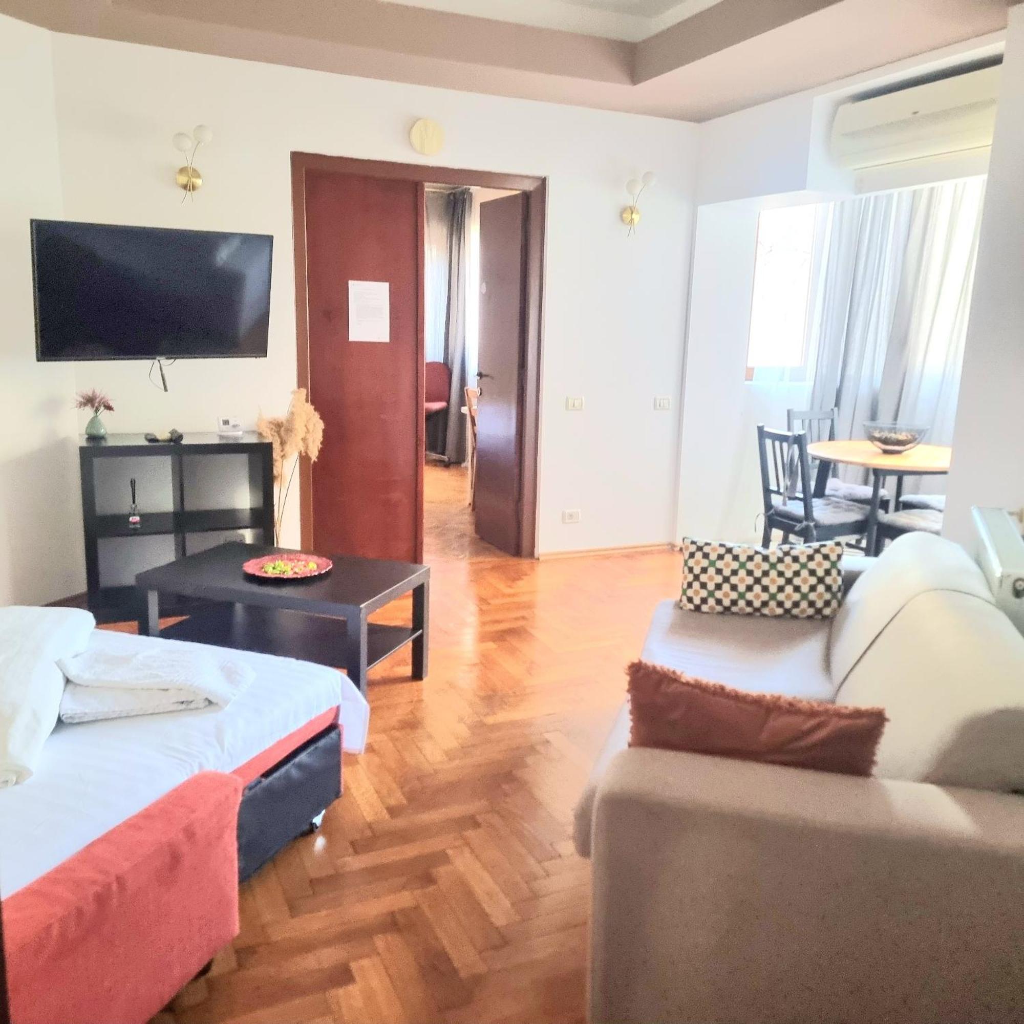 Peaceful Getaway - Generous 3-Bedroom Sanctuary - Close To Historic Old Town Bukares Bagian luar foto