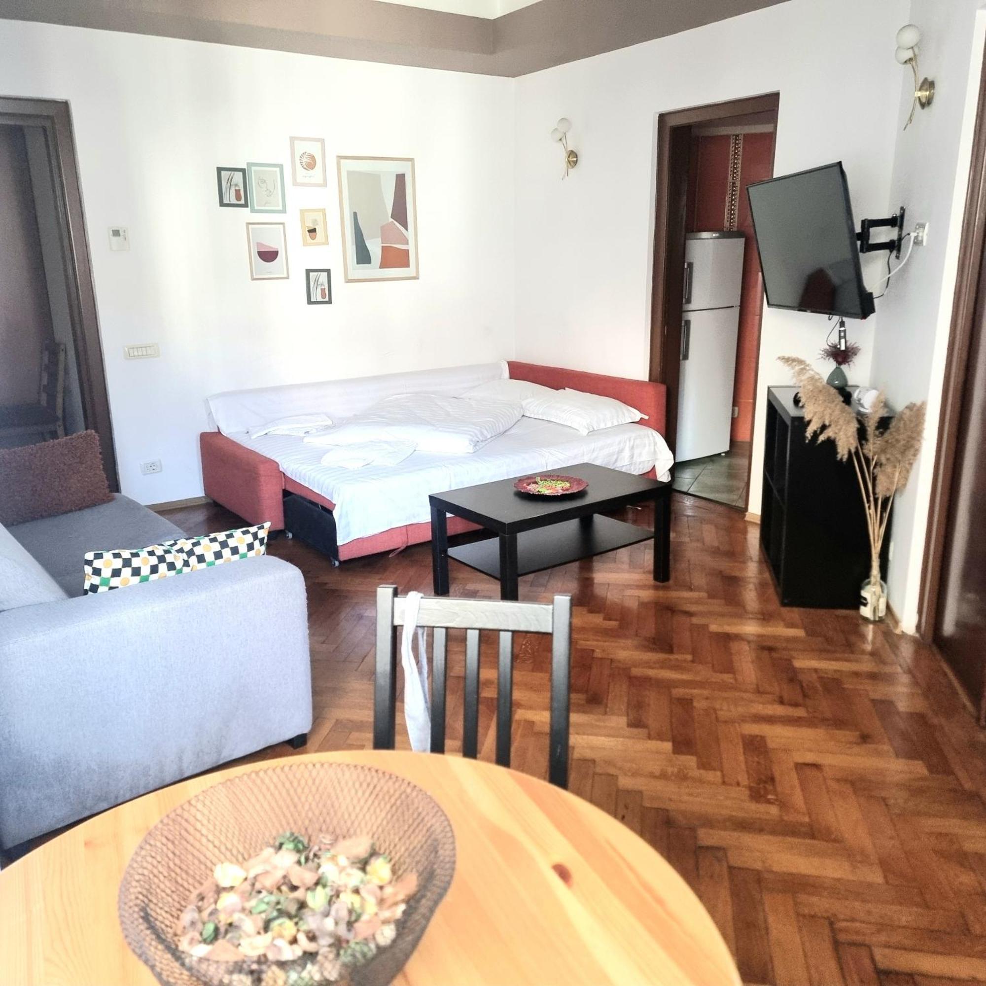Peaceful Getaway - Generous 3-Bedroom Sanctuary - Close To Historic Old Town Bukares Bagian luar foto