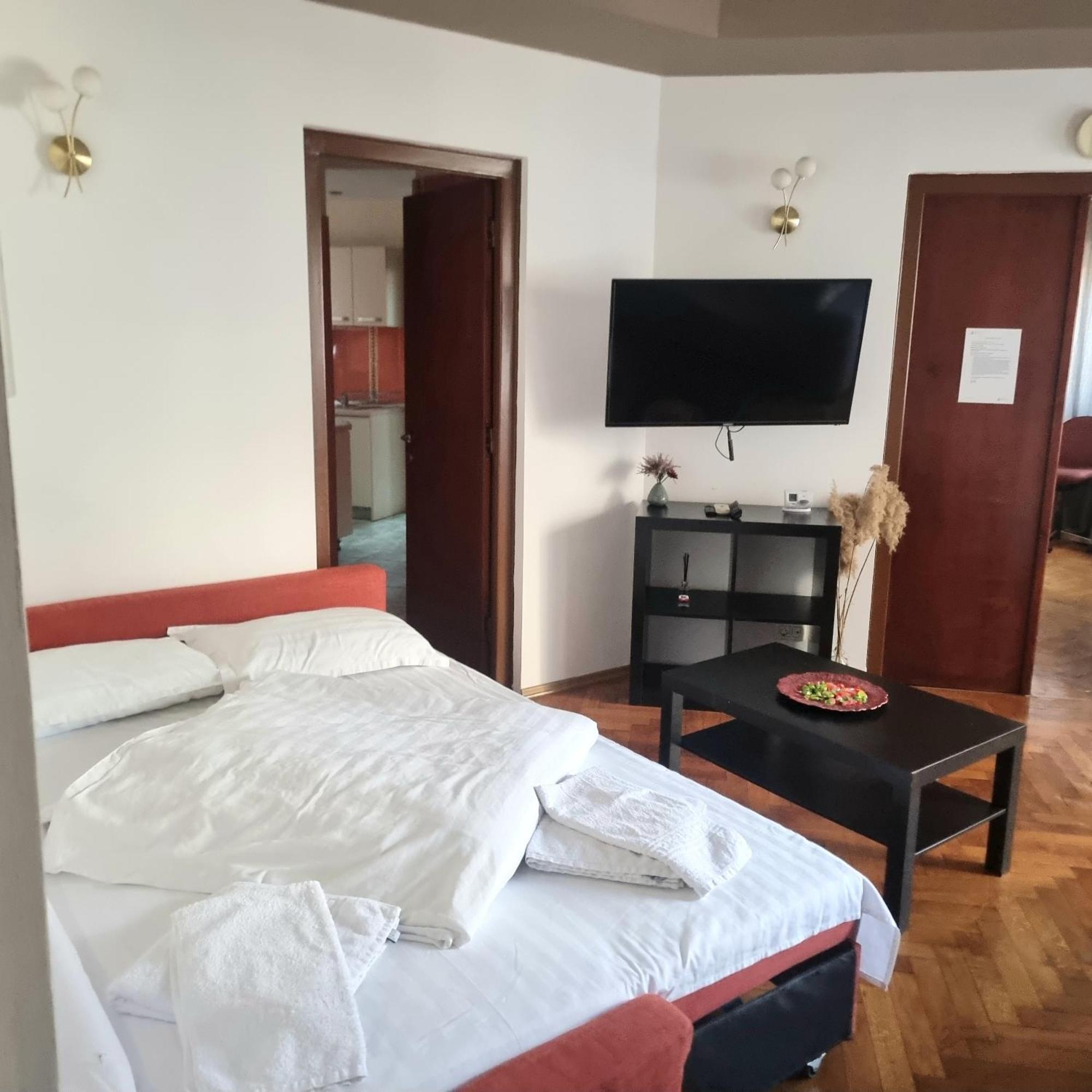 Peaceful Getaway - Generous 3-Bedroom Sanctuary - Close To Historic Old Town Bukares Bagian luar foto