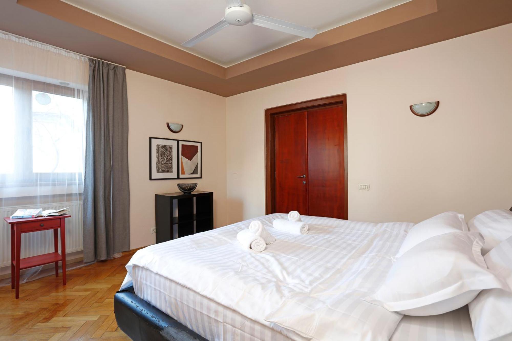 Peaceful Getaway - Generous 3-Bedroom Sanctuary - Close To Historic Old Town Bukares Bagian luar foto