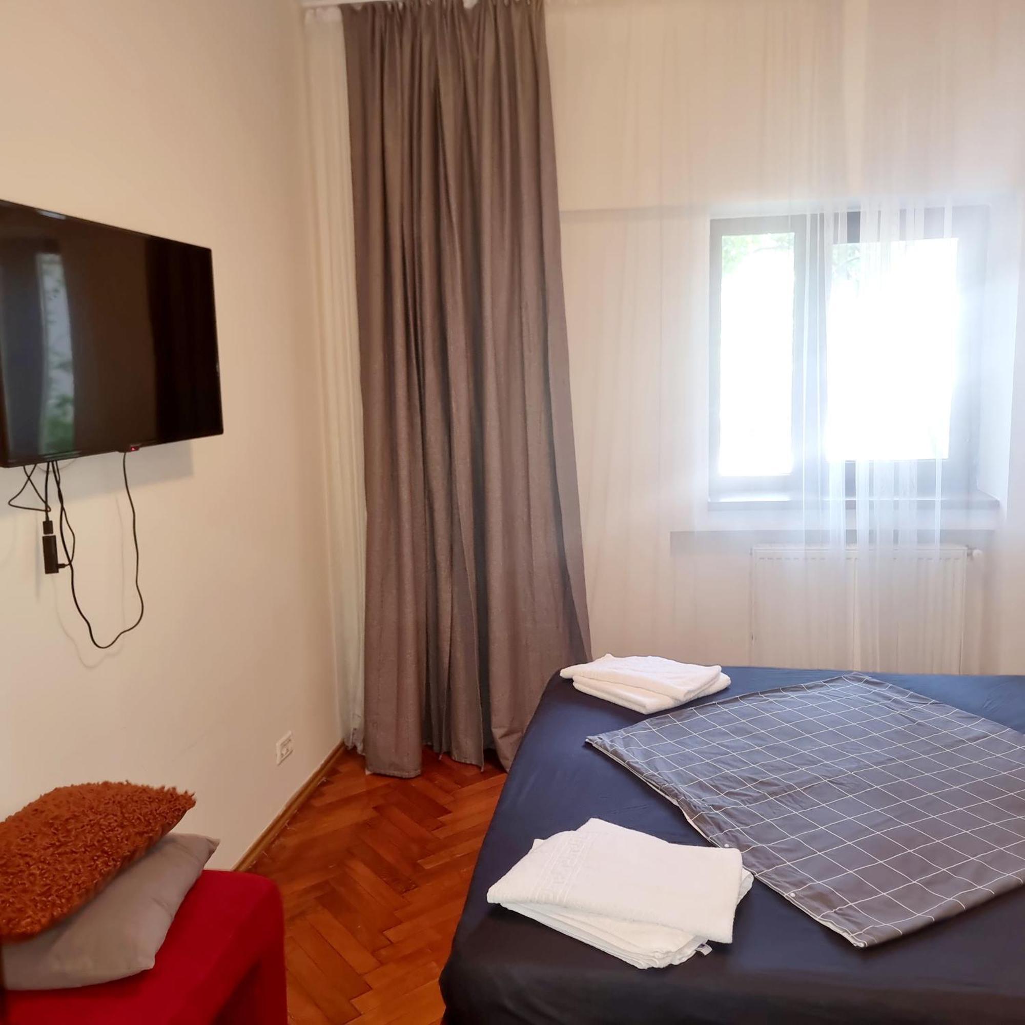 Peaceful Getaway - Generous 3-Bedroom Sanctuary - Close To Historic Old Town Bukares Bagian luar foto