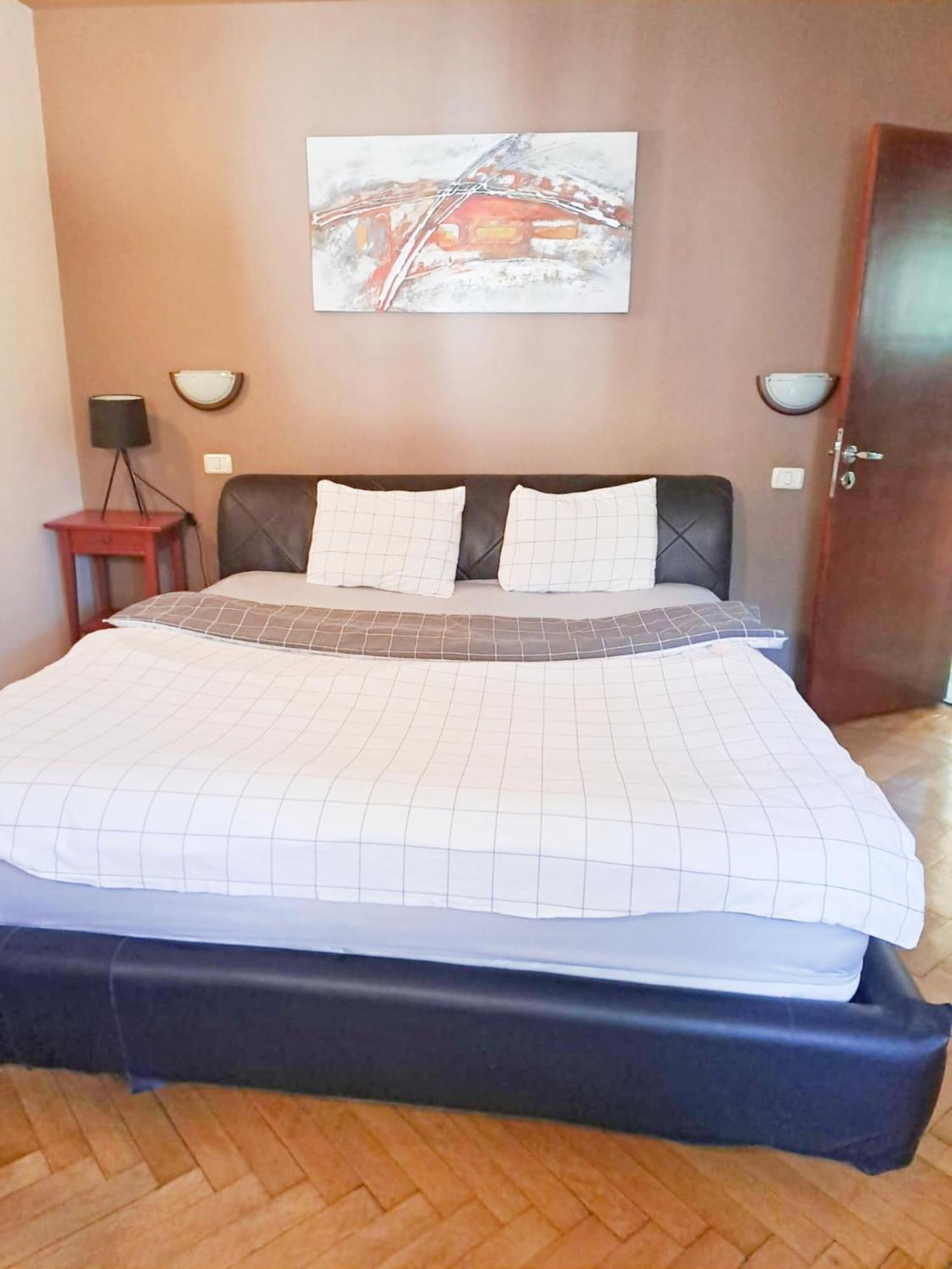 Peaceful Getaway - Generous 3-Bedroom Sanctuary - Close To Historic Old Town Bukares Bagian luar foto